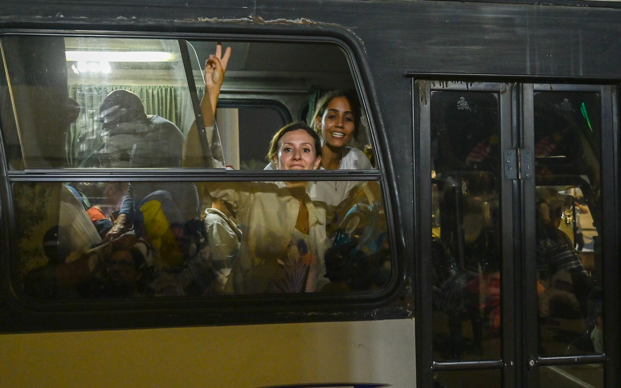 Una de las manifestantes de la marcha a Gaza en uno de los autobuses puestos por la policía egipcia para devolver a los activistas a El Cairo.